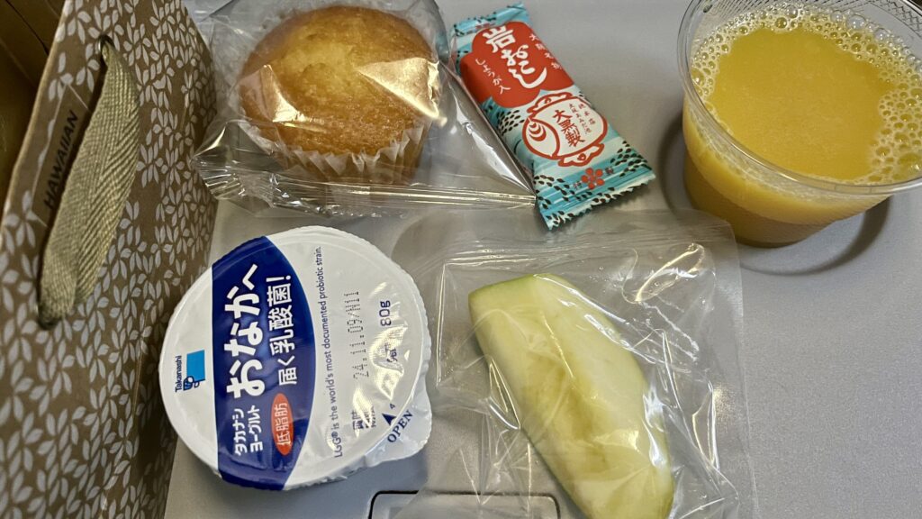 ハワイアン航空で出される機内食のヨーグルト、フルーツ、マフィンなどです。(日本→ハワイ)