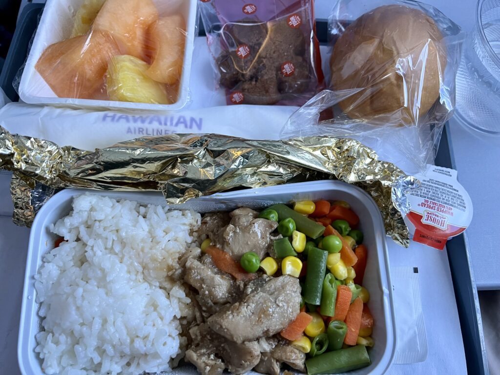 ハワイアン航空の昼食の機内食(チキン)です。ハワイ→日本