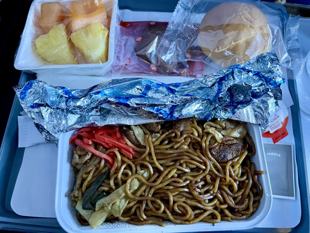 ハワイアン航空の昼食の機内食(ポーク焼きそば)です。ハワイ→日本