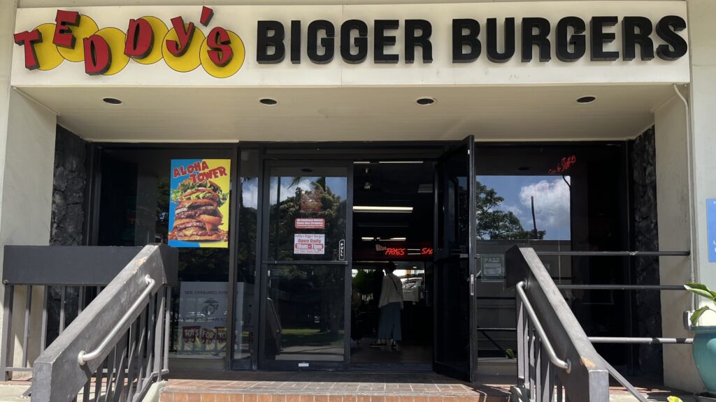 ワイキキにあるTeddy's Bigger Burgersの外観です。