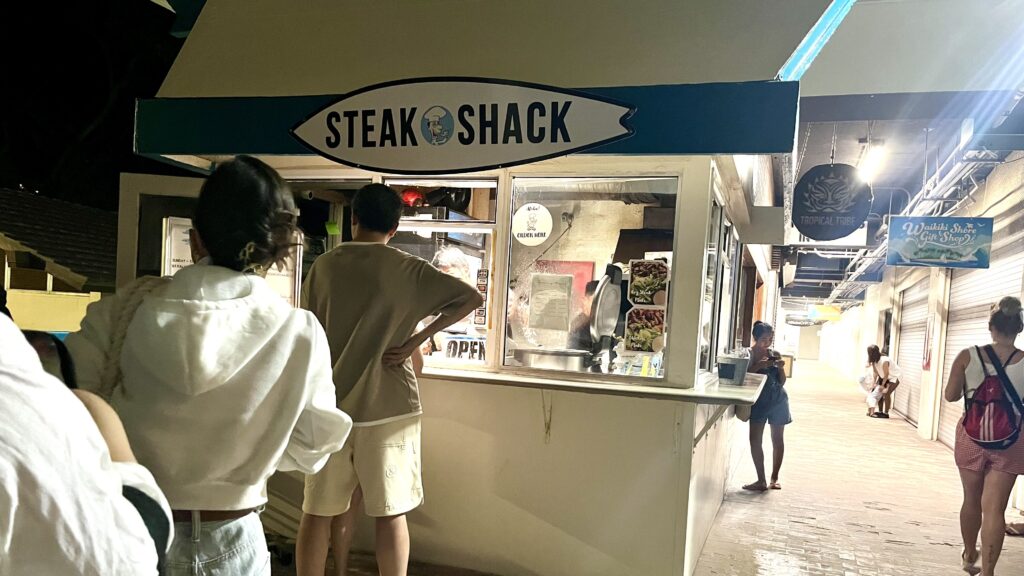 ワイキキにあるSTEAK SHACKの外観です。