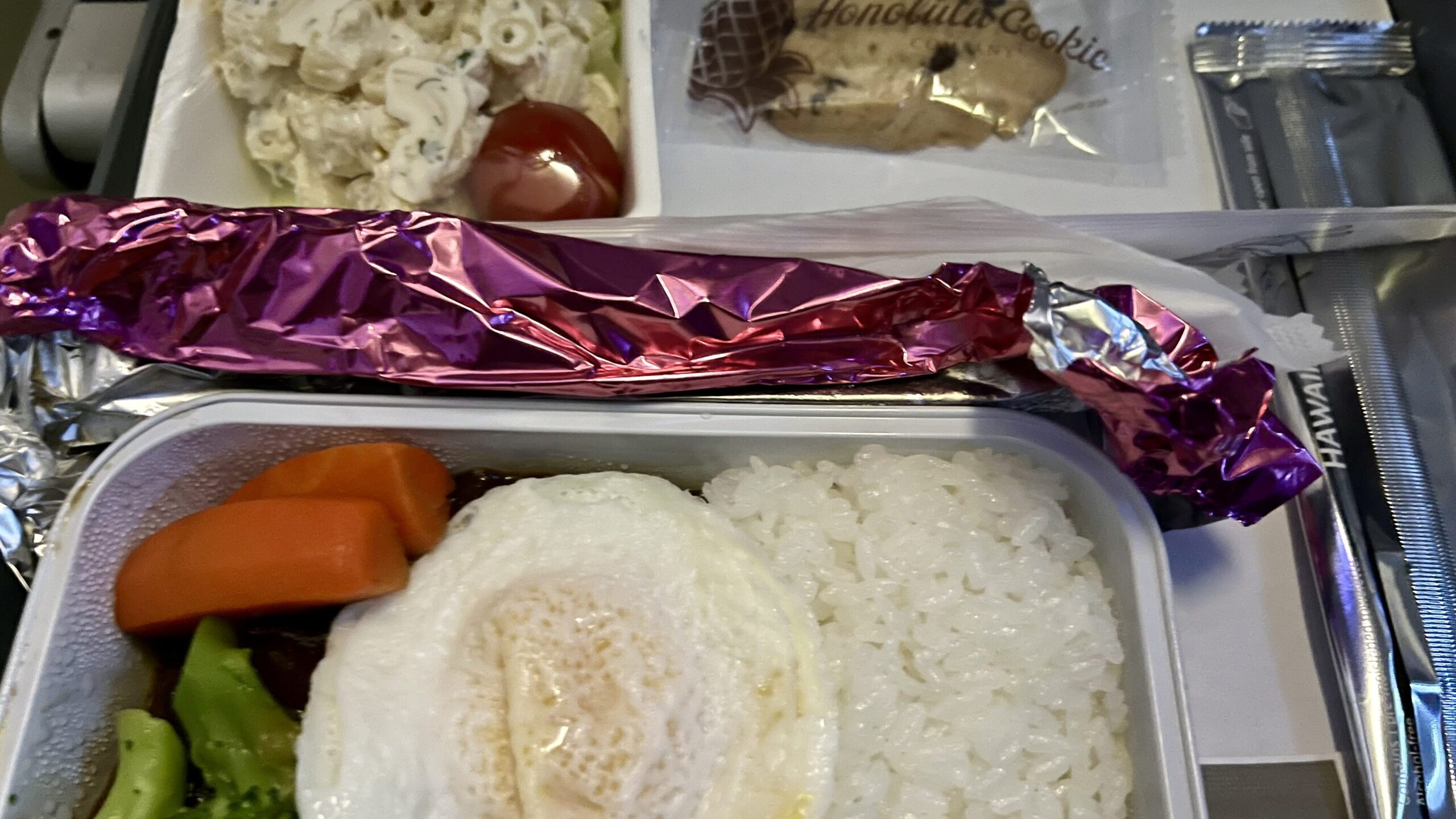 ハワイアン航空で出される機内食のロコモコです。(日本→ハワイ)