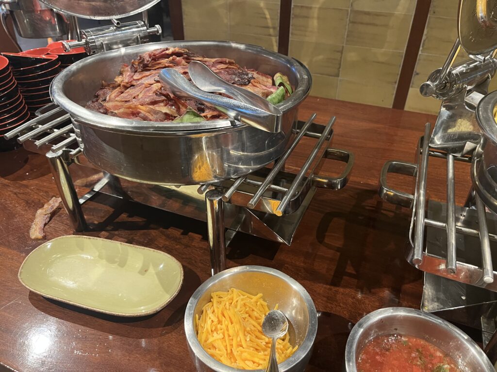 ワイキキのハイアットリージェンシー内にあるJTBルアナラウンジの朝食です。