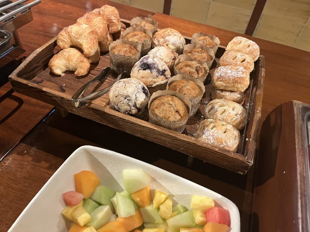 ワイキキのハイアットリージェンシー内にあるJTBルアナラウンジの朝食です。