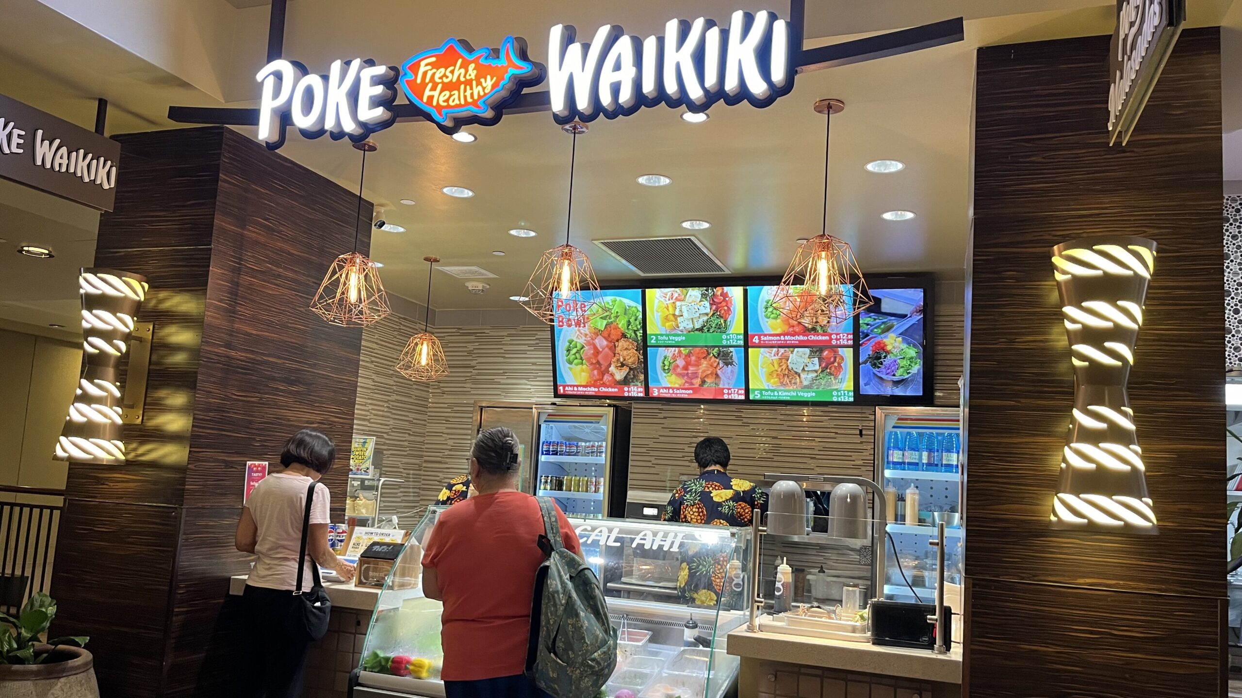 ロイヤルハワイアンセンターにある「POKE WAIKIKI」の外観です。