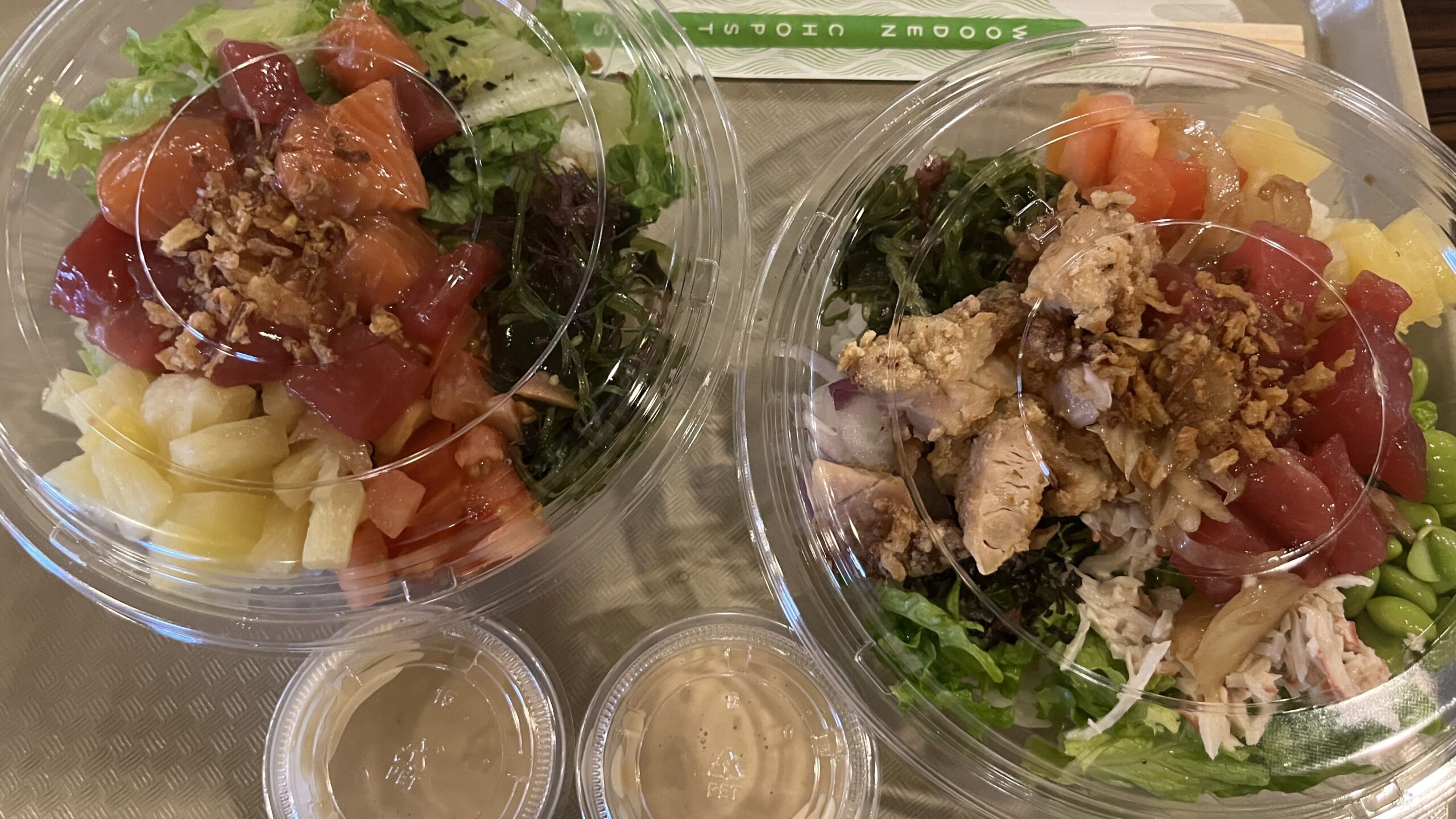 「POKE WAIKIKI」で食べたポキです。左が「アヒ&サーモン」のSサイズで右が「アヒ&モチコチキン」のSサイズです。
