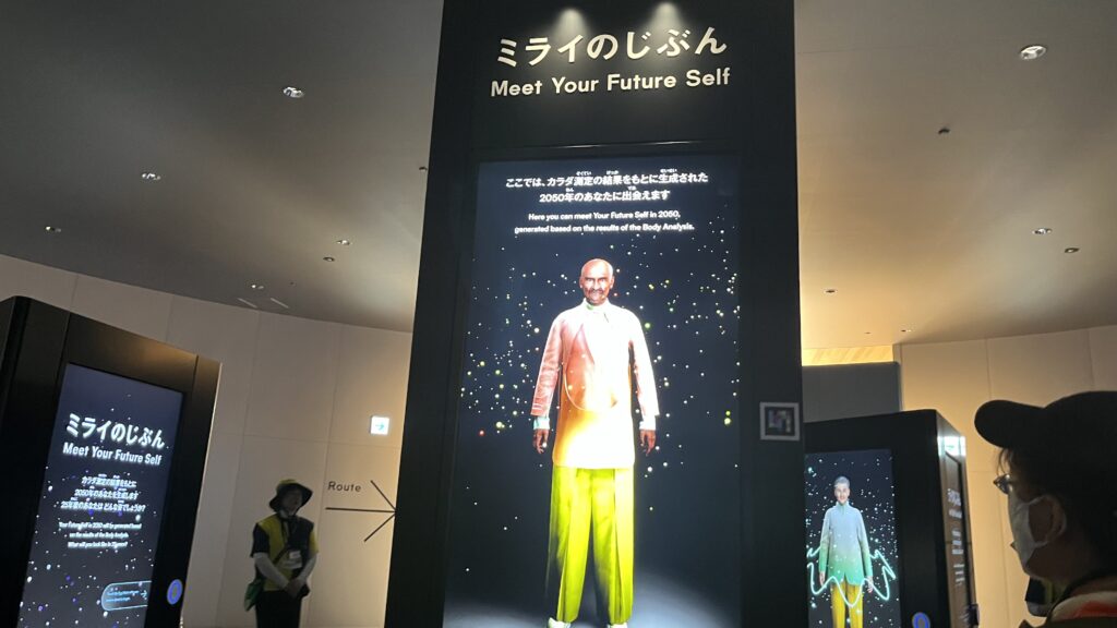 カラダ測定ポッドの結果を受けたミライのじぶんを映し出すもにたーです。