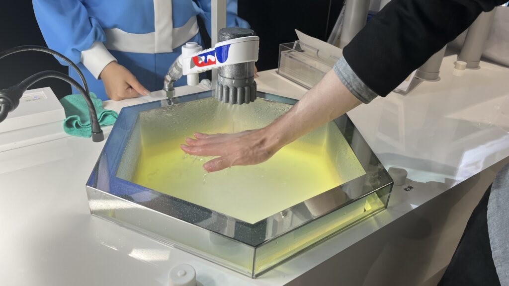 ミラブルのシャワーを体験している様子です。