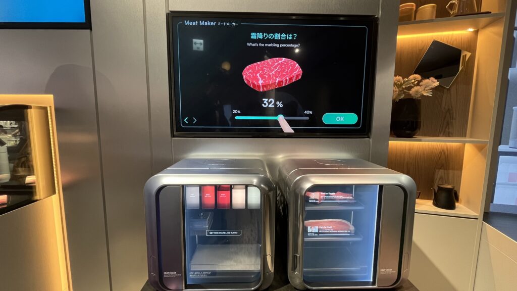 ミライの都市内で、家庭で培養肉をつくるミートメーカーを紹介しているブースです。