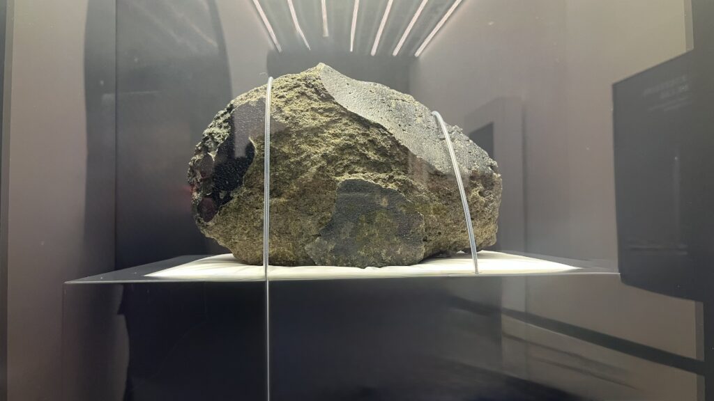 一般向けに初めて公開している南極で発見された火星の石です。