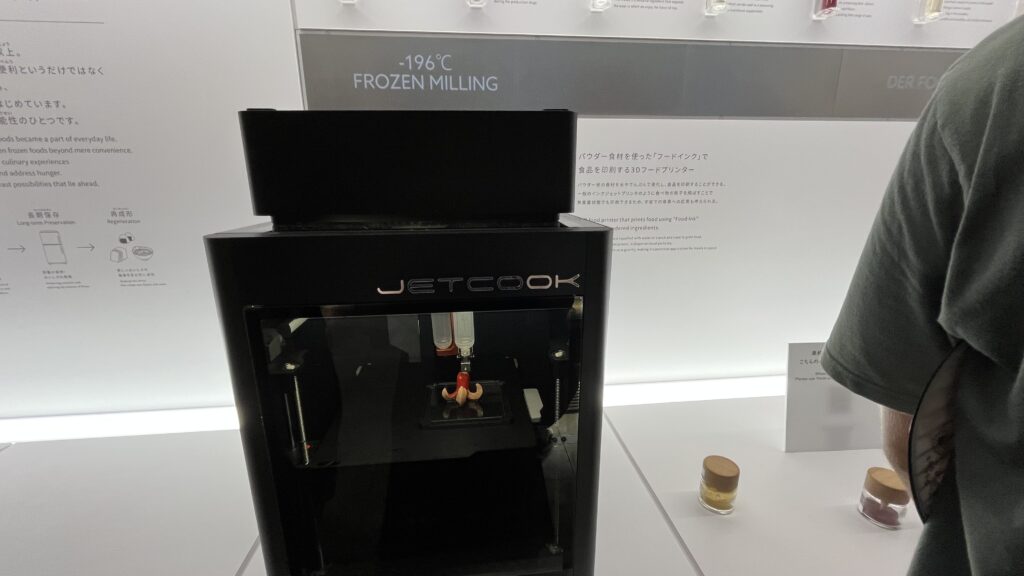 パウダー化された食材から3Dプリンターで食品に印刷しています。