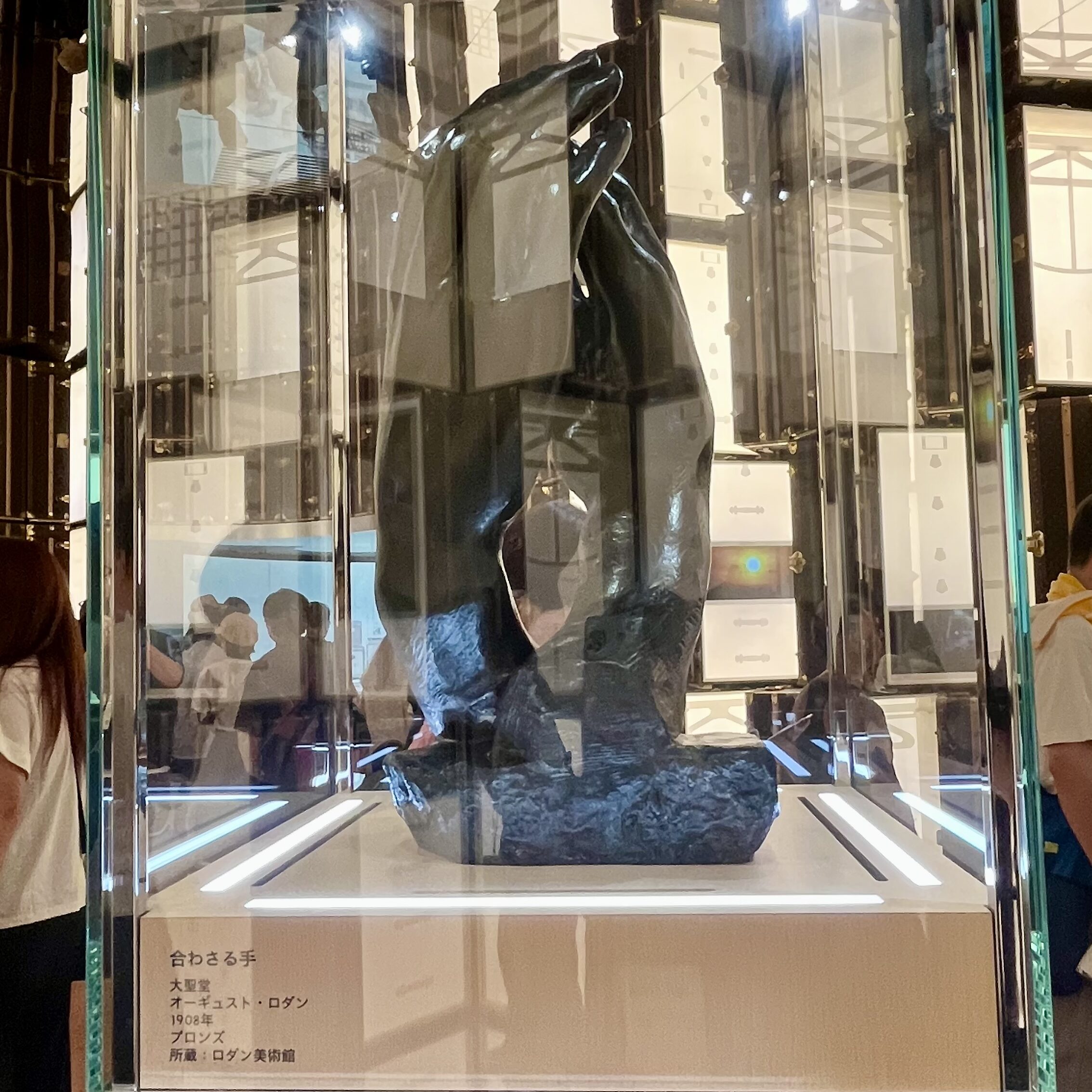 ロダンの合わさる手が展示されています。