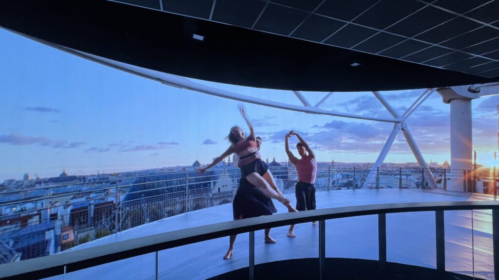 フランス館で上映されているコンテンポラリーダンスの空中ショーです。