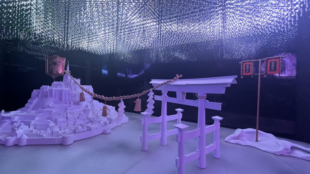モン・サン＝ミッシェルの修道院と厳島神社の大鳥居のモニュメントです。