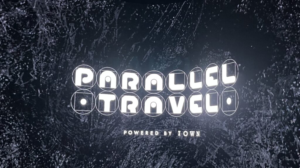 画面に映しだされた「PARALLEL TRAVEL」のテーマです。