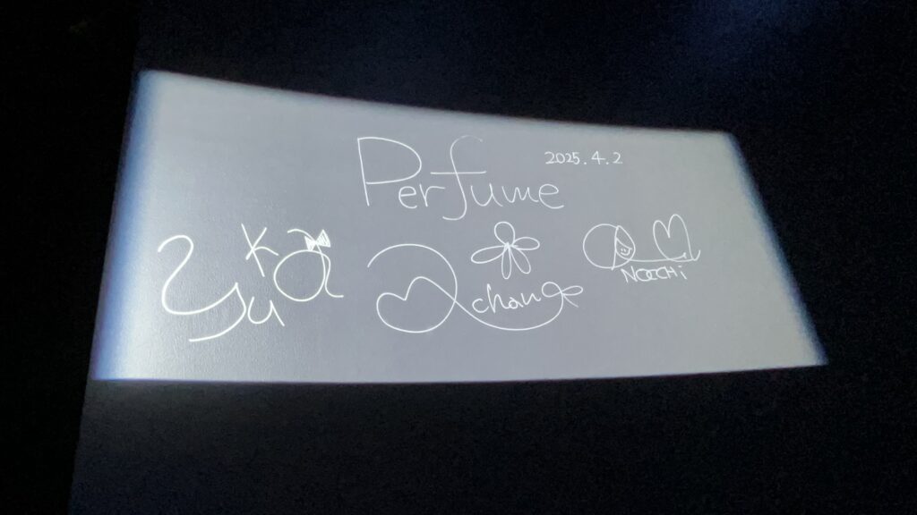 NTTパビリオンで飾られているPerfumeのサインです。
