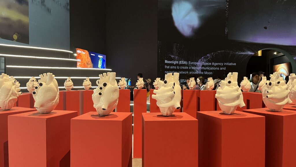 ヤゴ作の循環器系という作品の展示です。
