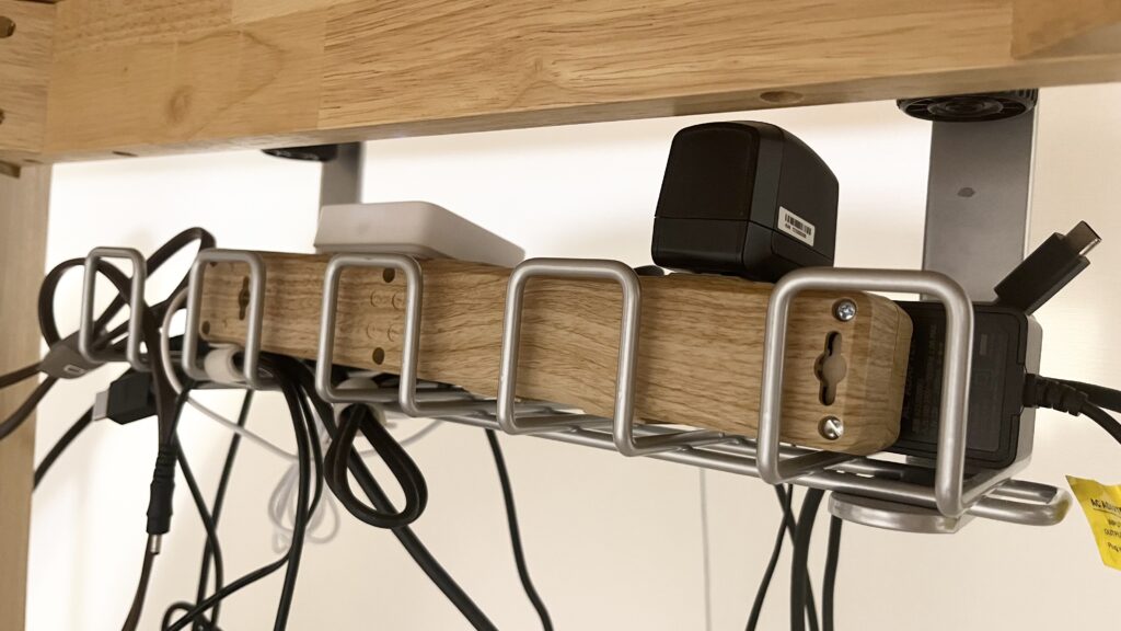 ケーブルトレーを用いてコードを宙に浮かせる収納に変更した様子です。