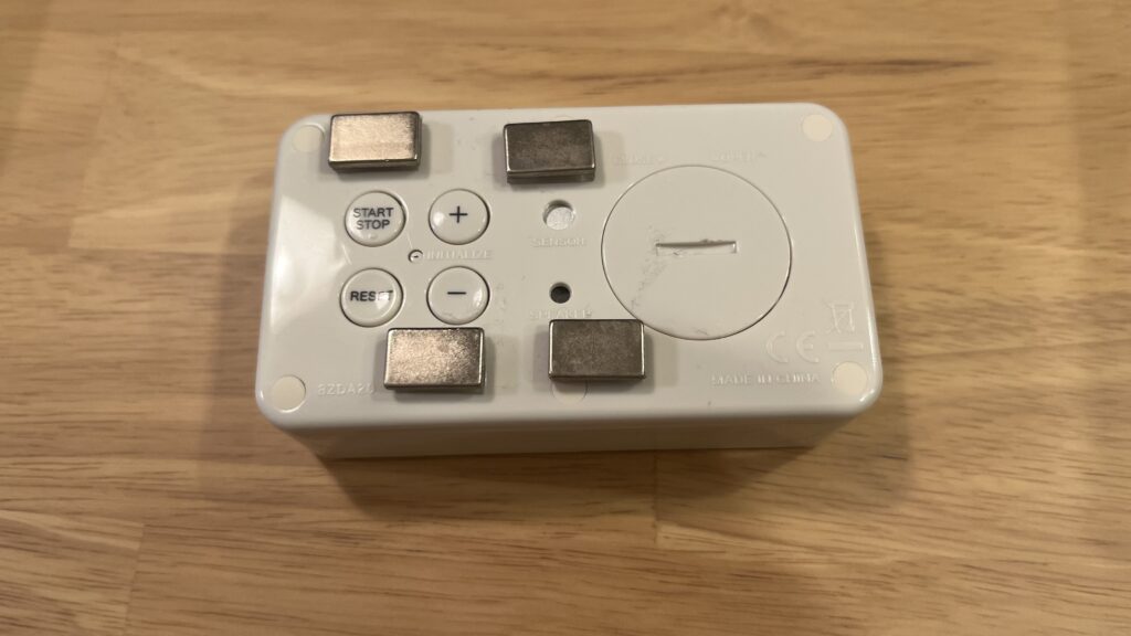 無印良品の「デジタルバスクロック」にマグネットを貼り付けた様子です。