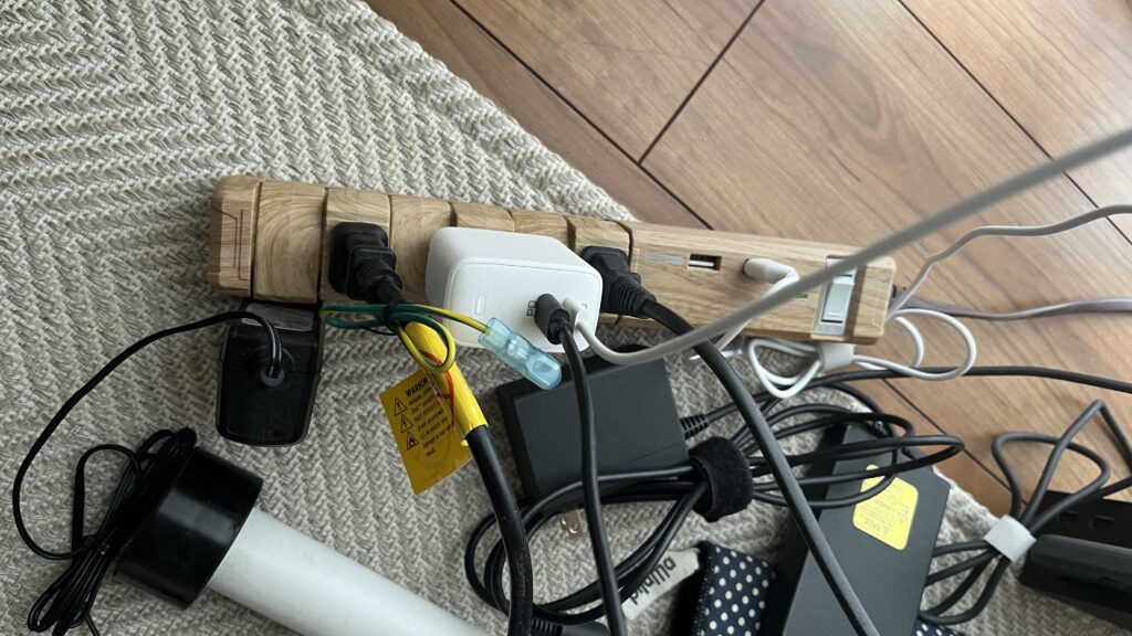 延長コードごと床にコードを垂らしっぱなしの様子です。