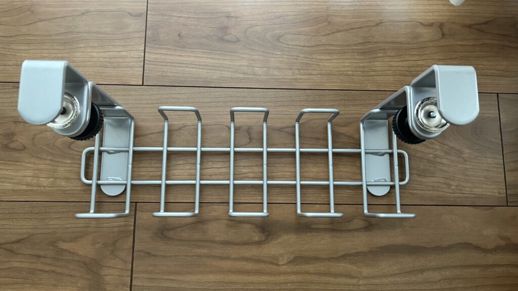 コード類を浮かせるために導入したケーブルトレーです。