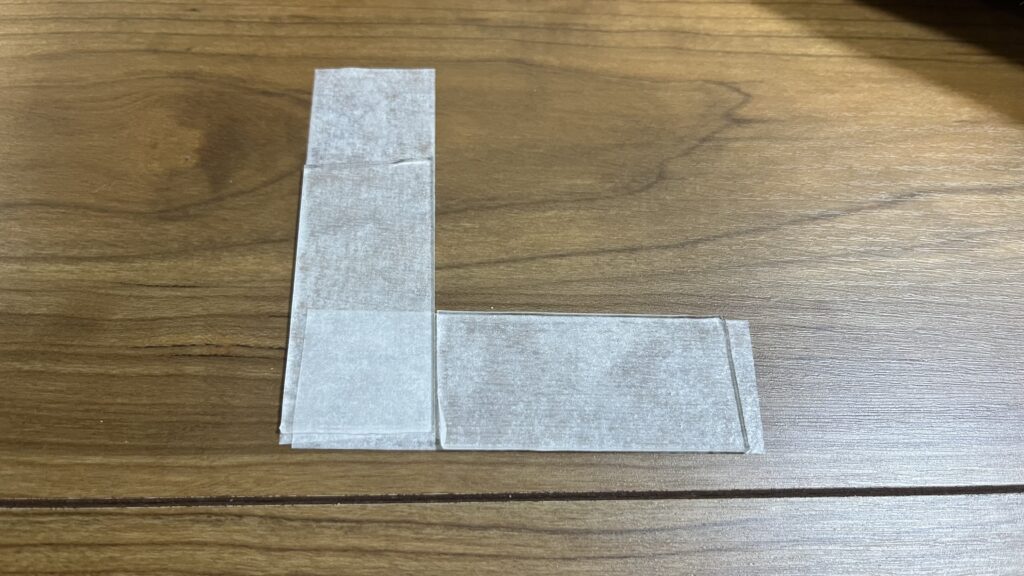 同梱のマスキングテープの上に両面テープを貼った様子です。